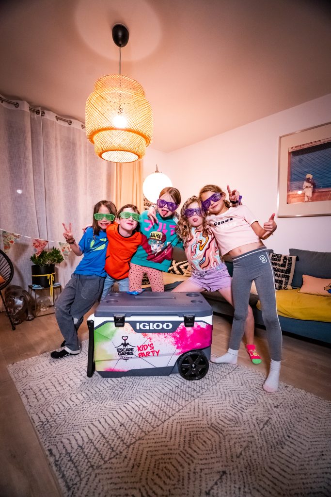bande de copains enfants devant escape game apéro kids